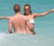 Plutôt que de prendre part aux qualifs pour l'Euro 2012 avec la Mannschaft, Bastian Schweinsteiger soigne son orteil cassé à Miami, avec sa divine chérie le mannequin Sarah Brandner. Le 2 juin 2011, même programme que la veille : promenade les pieds dans l'eau et baignade, seul le bikini a changé !
