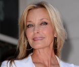 La ravissante actrice Bo Derek a introduit Shania Twain alors que la star de la musique country recevait son étoile sur le Walk of Fame à Hollywood, le 2 juin 2011
