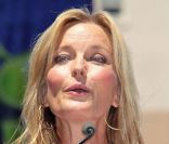 La ravissante actrice Bo Derek a introduit Shania Twain alors que la star de la musique country recevait son étoile sur le Walk of Fame à Hollywood, le 2 juin 2011