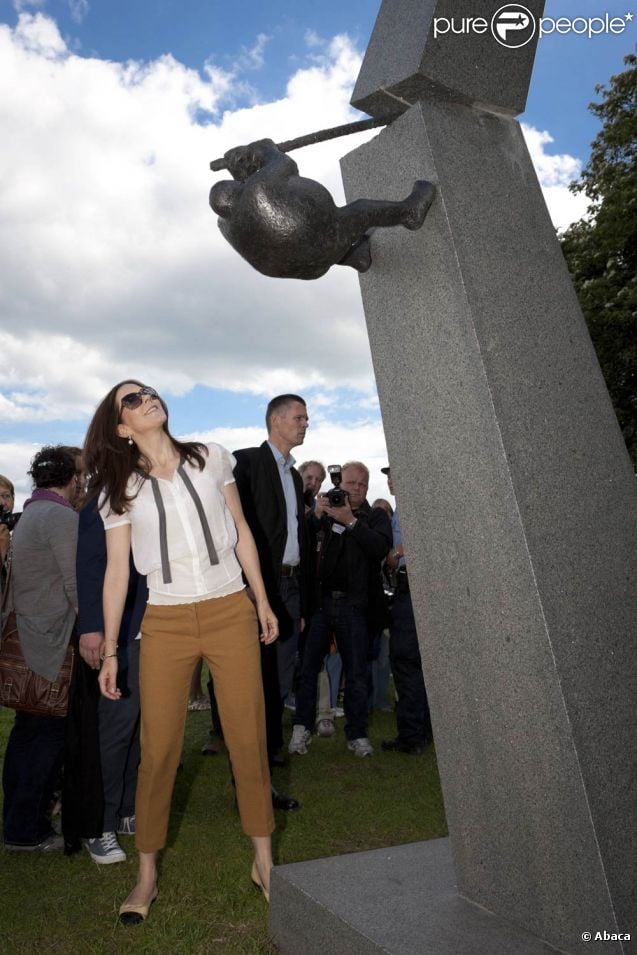 Le prince Frederik et la princesse Mary de Danemark inauguraient le 2 juin 2011 la seconde édition de l'exposition Sculpture en bord de mer, à Aarhus. Un parcours littoral artistique qui a rappelé à la princesse leur premier rendez-vous galant...