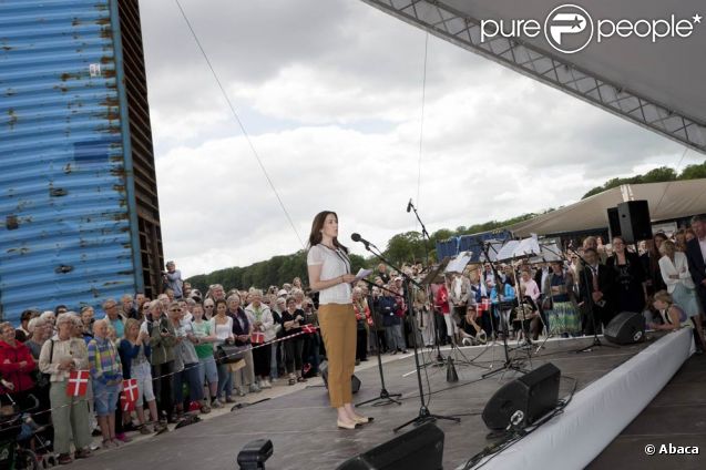 Le prince Frederik et la princesse Mary de Danemark inauguraient le 2 juin 2011 la seconde édition de l'exposition Sculpture en bord de mer, à Aarhus. Un parcours littoral artistique qui a rappelé à la princesse leur premier rendez-vous galant...