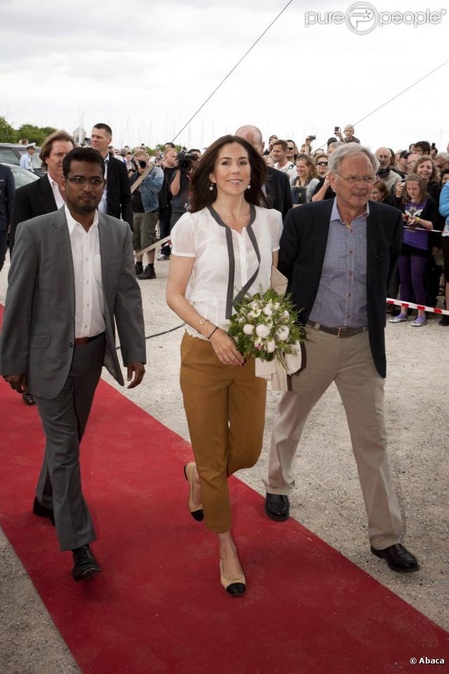 Le prince Frederik et la princesse Mary de Danemark inauguraient le 2 juin 2011 la seconde édition de l'exposition Sculpture en bord de mer, à Aarhus. Un parcours littoral artistique qui a rappelé à la princesse leur premier rendez-vous galant...