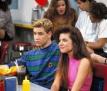 Tiffani Thiessen et Mark-Paul Gosselaar dans Sauvés par le gong.