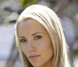 Elizabeth Berkley a bien changé depuis Sauvés par le Gong !