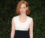 Jessica Chastain, dans une robe de cocktail Chanel blanche et noire en viscose, pour le dîner caritatif organisé par Chanel chez les Meyer à Malibu pour la défense de l'environnement et les océans, le 4 juin 2011