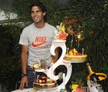  Le 3 juin 2011, à deux jours de sa finale et de son sixième sacre à Roland-Garros, Rafael Nadal fêtait son 25e anniversaire. Le cadeau allait suivre. 