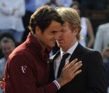  Dimanche 5 juin 2011, Rafael Nadal prenait encore l'ascendant sur son meilleur ennemi, Roger Federer, consolé par Jim Courier. 