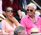 Bébel et sa compagne Barbara lors de la finale de Roland-Garros, le 5 juin 2011. Ils sont entourés de Charles Gérard et d\'Alain Belmondo.<br />