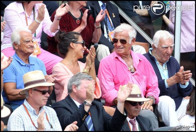 Bébel et sa compagne Barbara lors de la finale de Roland-Garros, le 5 juin 2011. Ils sont entourés de Charles Gérard et d'Alain Belmondo. 