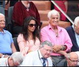 Bébel et sa compagne Barbara lors de la finale de Roland-Garros, le 5 juin 2011. Ils sont entourés de Charles Gérard et d\'Alain Belmondo.<br />