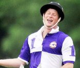 Le prince Harry prenait part le 5 juin 2011 à un match de polo caritatif au profit de l\'association Centrepoint que présida jadis sa défunte mère Lady Di, dans le Gloucestershire.