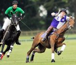 Le prince Harry prenait part le 5 juin 2011 à un match de polo caritatif au profit de l\'association Centrepoint que présida jadis sa défunte mère Lady Di, dans le Gloucestershire.