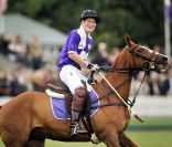 Le prince Harry prenait part le 5 juin 2011 à un match de polo caritatif au profit de l\'association Centrepoint que présida jadis sa défunte mère Lady Di, dans le Gloucestershire.