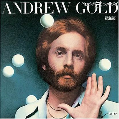 Andrew Gold, musicien multi-instrumentiste célèbre pour quelques hits (dont  Lonely Boy ) et musiques de films ou de séries (comme le générique de  Dingue de toi ), est mort le 3 juin 2011 à l'âge de 59 ans.