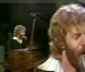 Andrew Gold, musicien multi-instrumentiste célèbre pour quelques hits (dont Lonely Boy ) et musiques de films ou de séries (comme le générique de Dingue de toi ), est mort le 3 juin 2011 à l'âge de 59 ans.