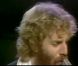 Andrew Gold, musicien multi-instrumentiste célèbre pour quelques hits (dont Lonely Boy ) et musiques de films ou de séries (comme le générique de Dingue de toi ), est mort le 3 juin 2011 à l'âge de 59 ans.