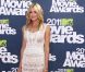 Katie Cassidy dans une longue robe blanche en crochet a fait sensation sur le red carpet lors des MTV Movie Awards le 5 juin 2011