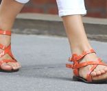 Karolina Kurkova dans les rues de New York avec un look color bloc à tomber ! Le 7 juin 2011