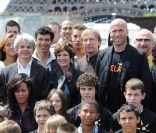 <p>Guy Alba, Catherine Laborde, Zinedine Zidane, Amel Bent et Sandrine Quétier lors du 4e Prix de l\'Ambassadeur ELA au musée du Quai Branly à Paris le 8 juin 2011</p>