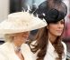 La duchesse de Cornouailles Camilla Parker Bowles et la duchesse de Cambridge Catherine Middleton quittent le palais de Buckingham à Londres pour un défilé à cheval avant de se rendre à l'anniversaire de la reine le 11 juin 2011