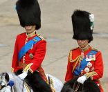 Le prince William et le duc de Kent, juste derrière la reine Elizabeth II lors du Trooping the Colour, célébration de l'anniversaire de la reine Elizabeth II, à Londres le 11 juin 2011