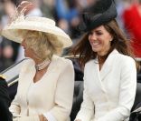 La duchesse de Cornouailles Camilla Parker Bowles, le prince Harry et la duchesse de Cambridge Catherine Middleton lors du Trooping the Colour, célébration de l\'anniversaire de la reine Elizabeth II, à Londres le 11 juin 2011