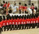 La Reine Elizabeth II et son mari le duc d'Edimbourg, le prince Philip se tiennent devant les officiers lors du Trooping the Colour, célébration de l'anniversaire de la reine Elizabeth II, à Londres le 11 juin 2011