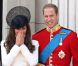 La princesse Catherine Middleton et le prince William, amoureux, lors du Trooping the colour, célébration de l'anniversaire de la reine Elizabeth II, au balcon du Buckingham Palace le 11 juin 2011 à Londres