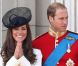 La princesse Catherine Middleton et le prince William, amoureux, lors du Trooping the colour, célébration de l'anniversaire de la reine Elizabeth II, au balcon du Buckingham Palace le 11 juin 2011 à Londres
