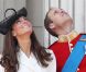La princesse Catherine Middleton et le prince William, amoureux, admirent le défilé aérien lors du Trooping the colour, célébration de l'anniversaire de la reine Elizabeth II, au balcon du Buckingham Palace le 11 juin 2011 à Londres