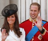 Lors du Trooping the colour, célébration de l'anniversaire de la reine Elizabeth II, Kate et William au balcon du Buckingham Palace le 11 juin 2011 à Londres
