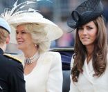 La princesse Catherine Middleton, la duchesse de Cornouailles Camilla Parker Bowles et le prince Harry lors du Trooping the colour, célébration de l'anniversaire de la reine Elizabeth II,  le 11 juin 2011 à Londres