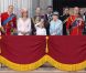 La princesse Catherine Middleton, le prince William, la reine Elizabeth II, le prince Philip, la duchesse de Cornouailles Camilla Parker Bowles, le prince Harry et d'autres membres de la famile royale lors du Trooping the colour, célébration de l'anniversaire de la reine Elizabeth II, au balcon du Buckingham Palace le 11 juin 2011 à Londres