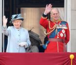 La reine Elizabeth II et son mari le prince Philip lors du Trooping the colour, célébration de l'anniversaire de la reine Elizabeth II, au balcon du Buckingham Palace le 11 juin 2011 à Londres
