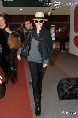  Kylie Minogue se rend à l'aéroport de Sydney après quelques jours passés dans son pays d'origine le 12 juin 2011 