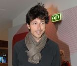  Andres Velencoso, petit ami de Kylie Minogue, l'accompagne lorsqu'ils se rendent à l'aéroport de Sydney après quelques jours passés le pays d'origine de la chanteuse le 12 juin 2011 