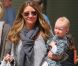 Rebecca Gayheart se promène avec sa fille Billie dans les rues de Beverly Hills le 12 juin 2011