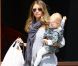 Rebecca Gayheart se promène avec sa fille Billie dans les rues de Beverly Hills le 12 juin 2011