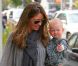 Rebecca Gayheart se promène avec sa fille Billie dans les rues de Beverly Hills le 12 juin 2011