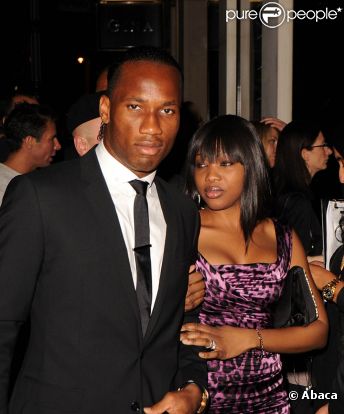 Après s'être unis religieusement quelques années auparavant, Didier Drogba et sa compagne Lalla Diakité, déjà parents de trois enfants, se sont mariés le week-end du 11 juin 2011 à Monaco. Photo : en septembre 2010, lors de la Fashion Week londonienne. 