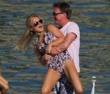 Jeu de mains, jeu de vilain ! Geri Halliwell s\'amuse comme une petite folle avec son petit ami Henry Beckwith. Le couple est en vacances à Saint-Jean-Cap-Ferrat. Le 28 mai 2011