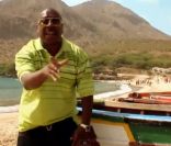 Jacky des Neg'Marrons dans le clip Assim ki Fetu, de la MC Malcriado