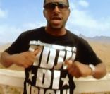 Stomy Bugsy dans le clip de Assim ki Fetu, de la MC Malcriado