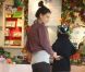 Après sa gym, Katie Holmes se lance dans une séance de shopping avec une copine... Généreuse, elle veut ravir les papilles de son mari Tom Cruise et de sa petite Surie avec de délicieuses chocolats ! Beverly Hills, le 14 juin 2011
