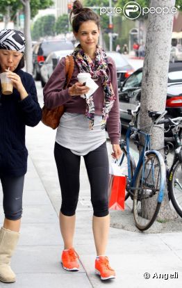 Après sa gym, Katie Holmes se lance dans une séance de shopping avec une copine... Mais côté look, l'actrice fait un gros bide ! Beverly Hills, le 14 juin 2011