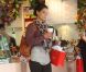 Katie Holmes veut ravir les papilles de son mari Tom Cruise et de sa petite Surie avec de délicieuses chocolats achetés dans la boutique Teuscher Chocolates à Beverly Hills, le 14 juin 2011