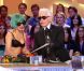 Lady Gaga et Karl Lagerfeld, très complices sur le plateau du Grand Journal de Canal+, le 15 juin 2011. Le couturier lui offre un dessin et son iPad... en or !