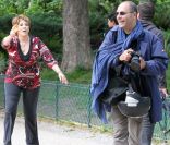  Guadalupe, la maman de Jennifer Lopez s'est amusée comme une folle avec un pistolet à eau au Parc Monceau à Paris le 16 juin 2011 
