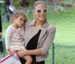 Jennifer Lopez entourée de ses enfants s'est amusée comme une folle au Parc Monceau à Paris le 16 juin 2011 