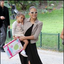 Jennifer Lopez entourée de ses enfants s'est amusée comme une folle au Parc Monceau à Paris le 16 juin 2011<br />